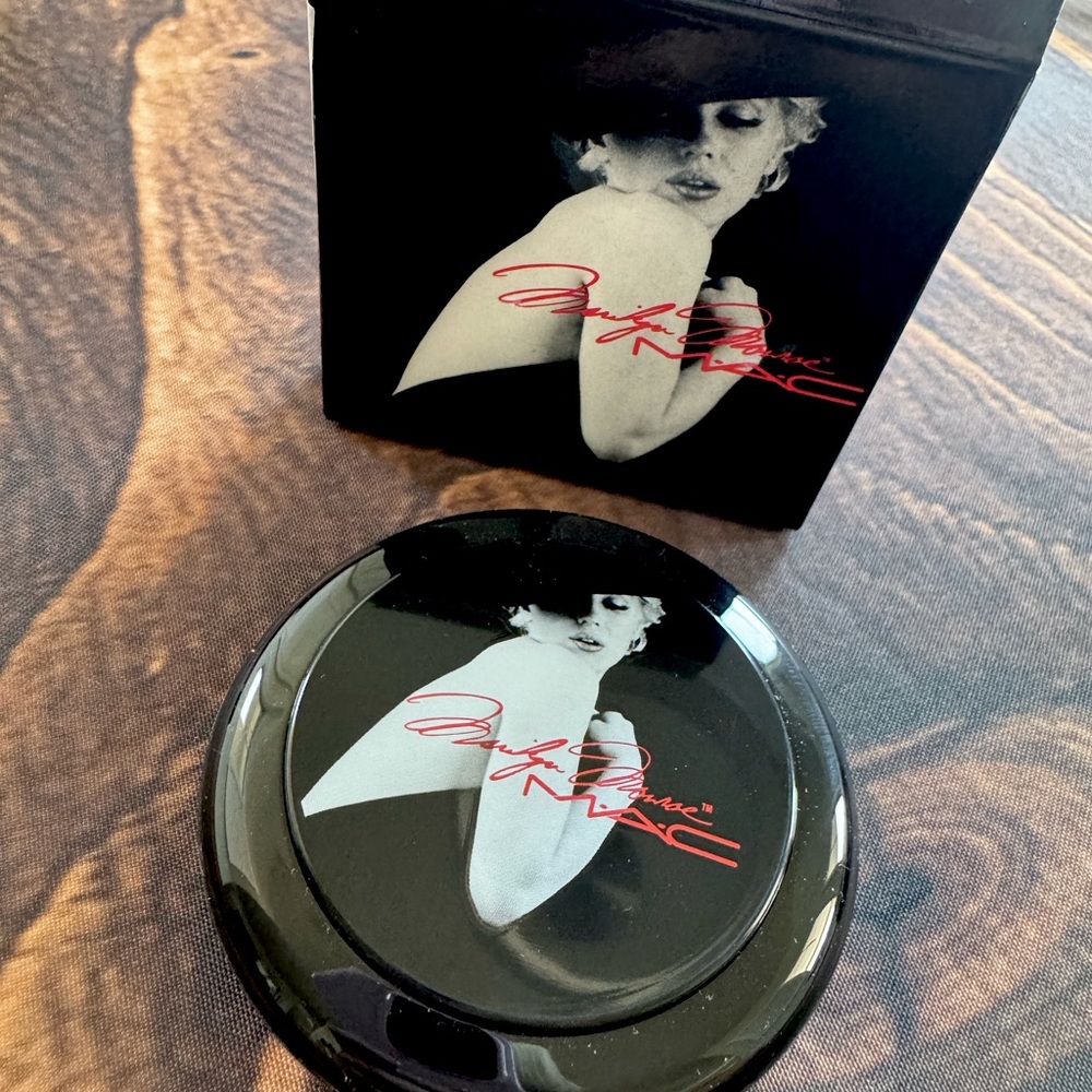 Mac Cosmetics Marilyn Monroe Beauty Powder in Forever Marilyn Brand New in box